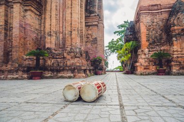 Eski tuğla cham kuleler Nha Trang içinde,
