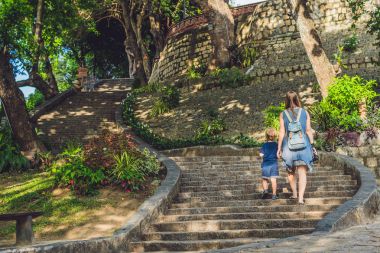 Anne ve yürümeye başlayan çocuk oğlu turist Vietnam