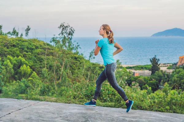 Молодая женщина занимается бегом — стоковое фото
