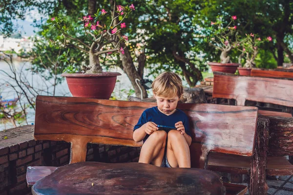 Niño jugando con smartphone — Foto de Stock