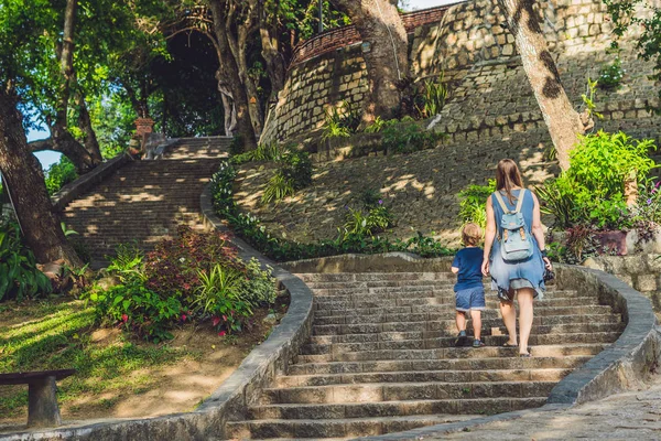Mãe e criança Filho turistas no Vietnã — Fotografia de Stock