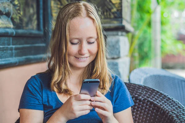 Vrouw tekstbericht typen — Stockfoto