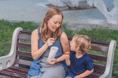 Anne ve oğlu tatlı patates kızartması yemek 