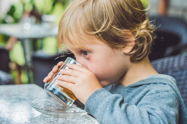 Söt liten pojke dricka te — Stockfoto