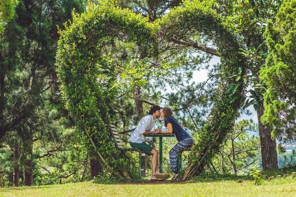 Coppia amorevole sotto un cespuglio — Foto Stock