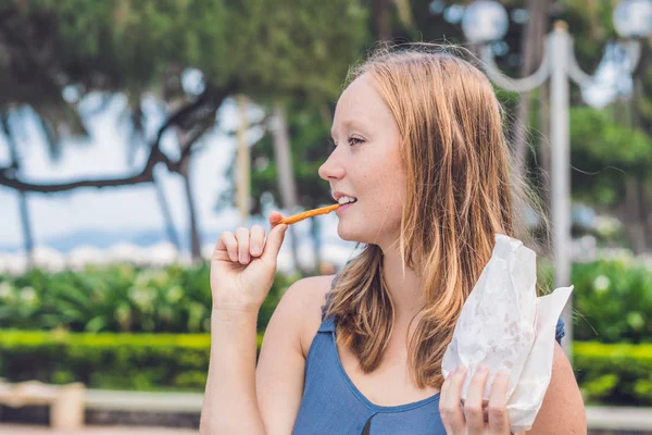 Mujer comer patatas fritas — Foto de Stock