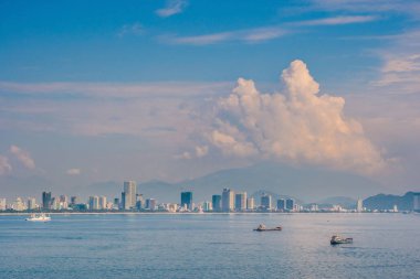 Nha Trang şehrinin panoramik gündüz manzarası, Vietnam 'da popüler bir turizm merkezi..