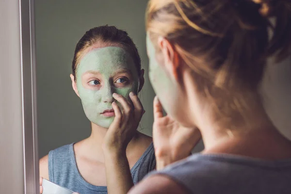 Kadın yüz Yeşil Kil maskesi ile — Stok fotoğraf