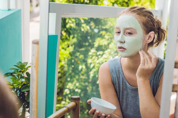 Женщина в зеленой маске для лица — стоковое фото