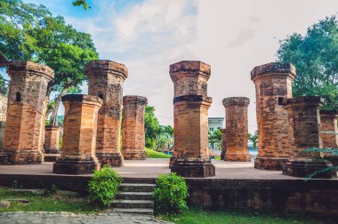 Eski tuğla cham kuleler Nha Trang içinde