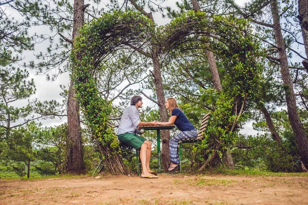 Coppia amorevole sotto un cespuglio — Foto Stock