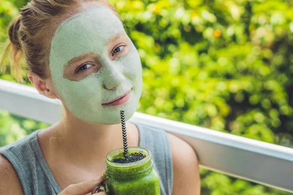Mujer con mascarilla de barro verde facial —  Fotos de Stock