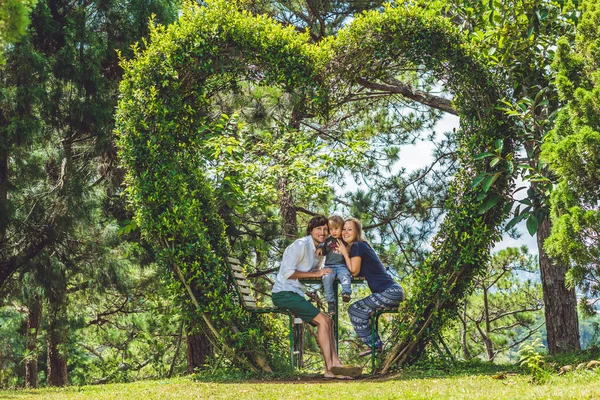 Älskande par under en buske — Stockfoto