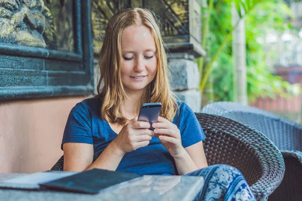 Vrouw tekstbericht typen — Stockfoto