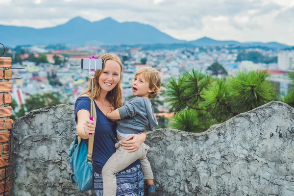 Woman and  son taking  self portrait — Stock Photo, Image