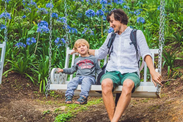 父と息子のスイングに楽しんで — ストック写真