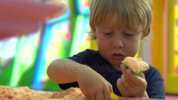 Chłopiec bawi się kinetic piasku — Wideo stockowe