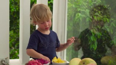 Mango yiyen küçük şirin çocuk 