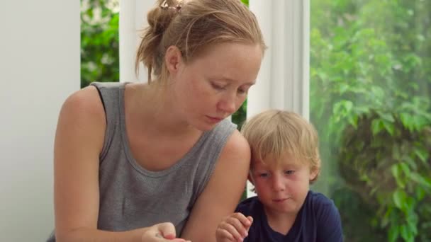 Chłopiec i jego matka jedzenie owoc smoka — Wideo stockowe