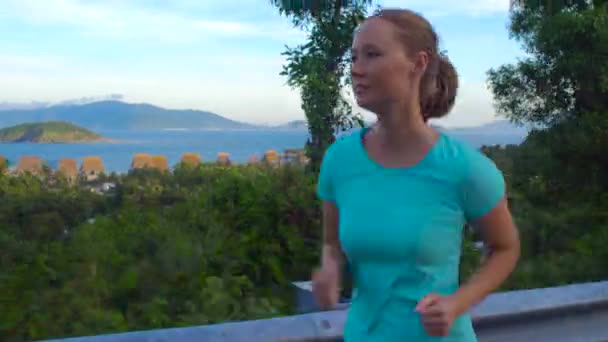 Mujer joven corriendo por un camino — Vídeos de Stock