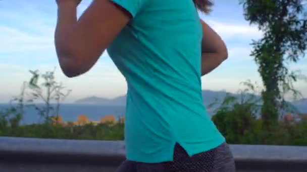 Mujer joven corriendo por un camino — Vídeos de Stock