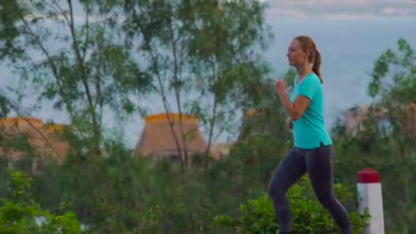 Молодая женщина бежит — стоковое видео