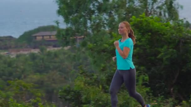 Молодая женщина бежит в бегах — стоковое видео