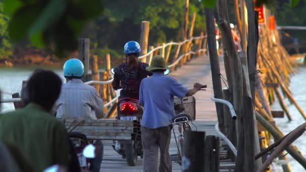 Мотоциклы, пересекающие реку — стоковое видео