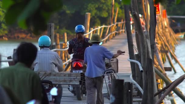 Motorcyklar som korsar en flod — Stockvideo