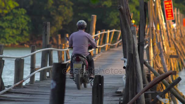 Motoren een rivier oversteken — Stockvideo