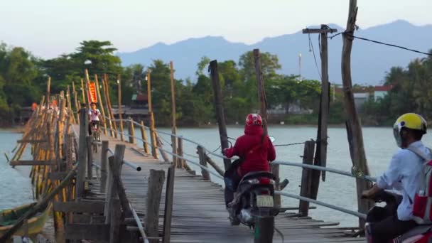 Motorräder überqueren einen Fluss — Stockvideo