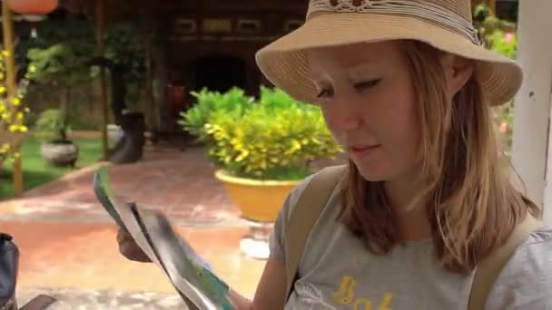 Mladá žena, čtení mapy — Stock video