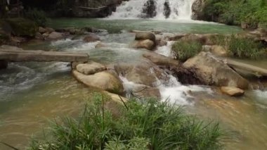 Steadycam kaba bir nehir dolusu sıcak 