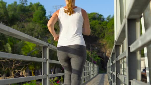 Hermosa mujer corriendo — Vídeos de Stock