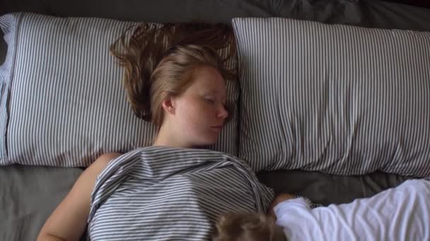 Маленький син прокидається мама вдома — стокове відео