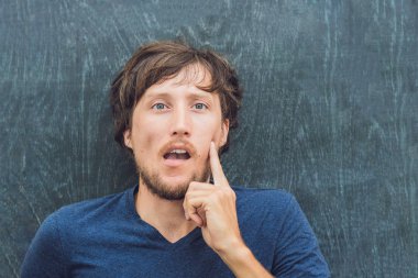 metin için yer ile genç adam 