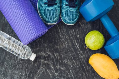 Yoga mat, spor ayakkabı, halter ve şişe