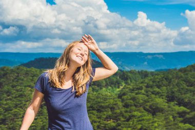 Uzun yürüyüşe çıkan kimse sırt çantası dağın zirvesinde rahatlatıcı ile