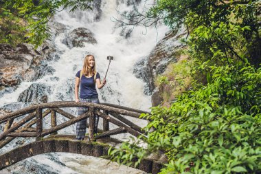 kadın turist kendi kendine portre yapmak