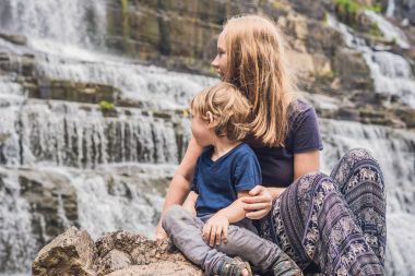 Anne ve oğlu yürüyüşçü Dalat, Vietnam.