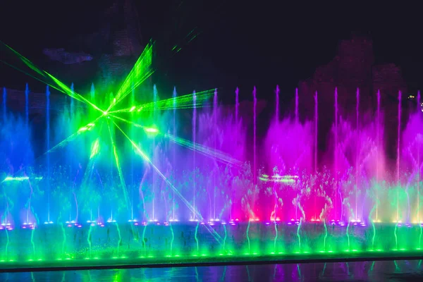Fonte de jato de água dança multicolorida — Fotografia de Stock