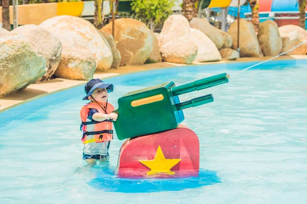 Enfant s'amuser avec canon à eau — Photo