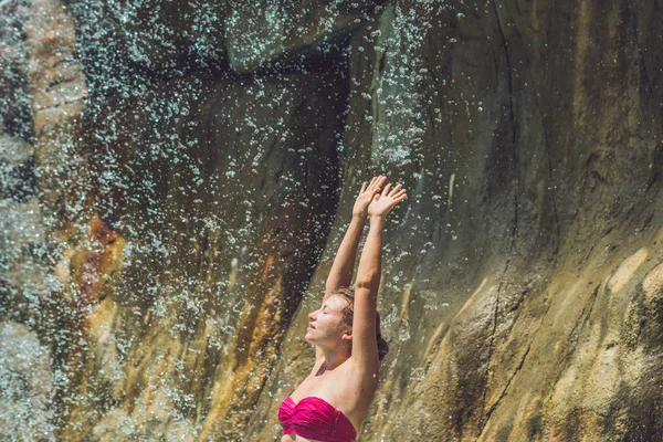 Молода жінка розслабляється під водоспадом — стокове фото
