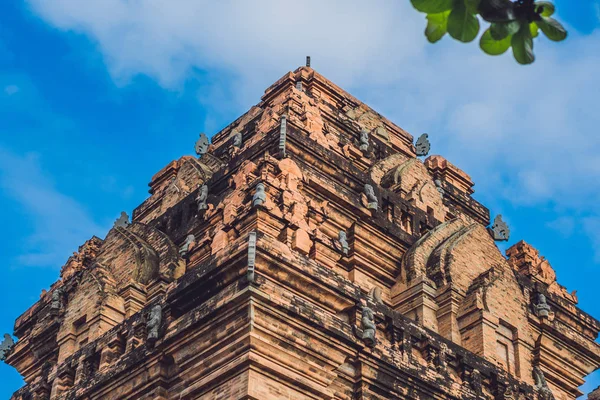 Eski tuğla cham kuleler Nha Trang içinde