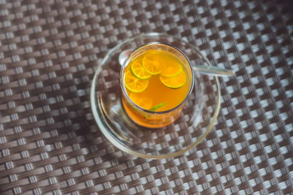 Tè di mandarino su un tavolo — Foto Stock