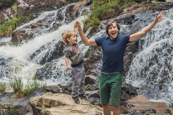 Padre e figlio vicino alla cascata Datanla — Foto Stock
