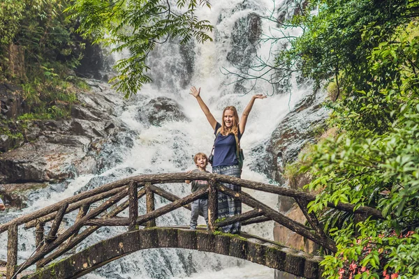 Mutter und Sohn in der Nähe des Datanla-Wasserfalls — Stockfoto