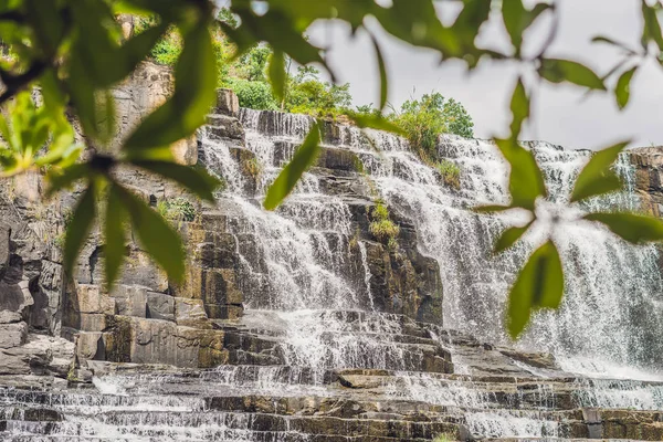 Дивовижні Pongour водоспад — стокове фото