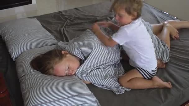 Kleiner Sohn weckt Mama zu Hause — Stockvideo