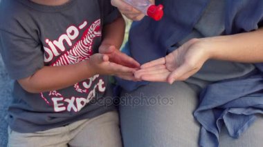 Anne ve oğlu kullanarak el yıkama 